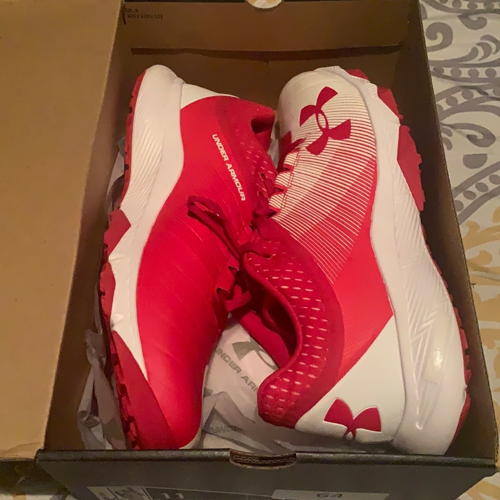 Men’s under armour yard low trainer size 11 red NEW never worn—turf shoes